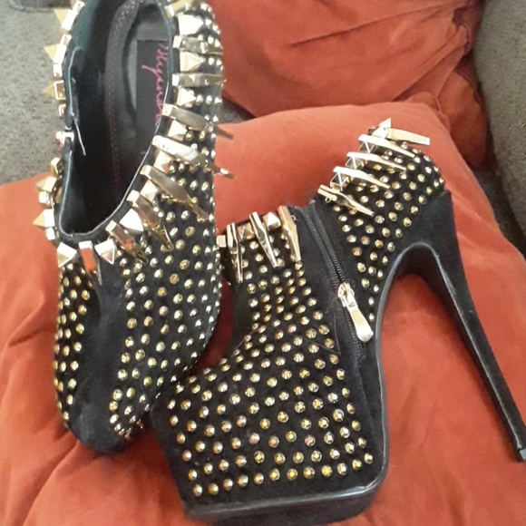 Shoes - Picture 1 of 2